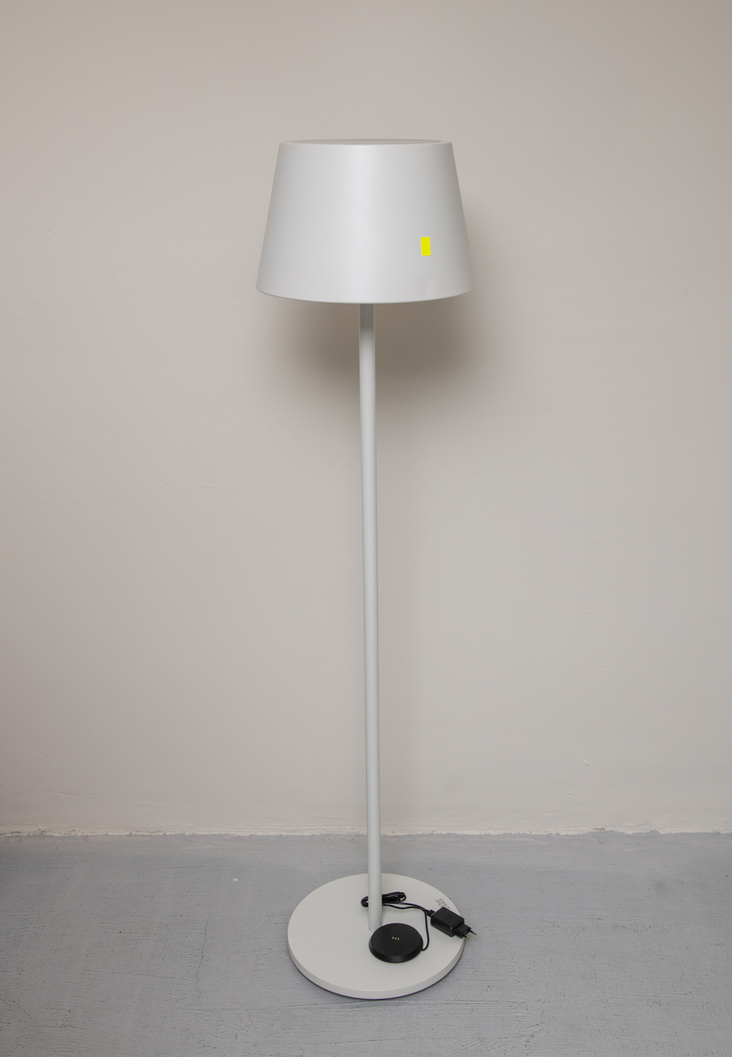 Lampa podłogowa LED Pomezia: przyciemniana, z akumulatorem, zmiana koloru - obrazek 2